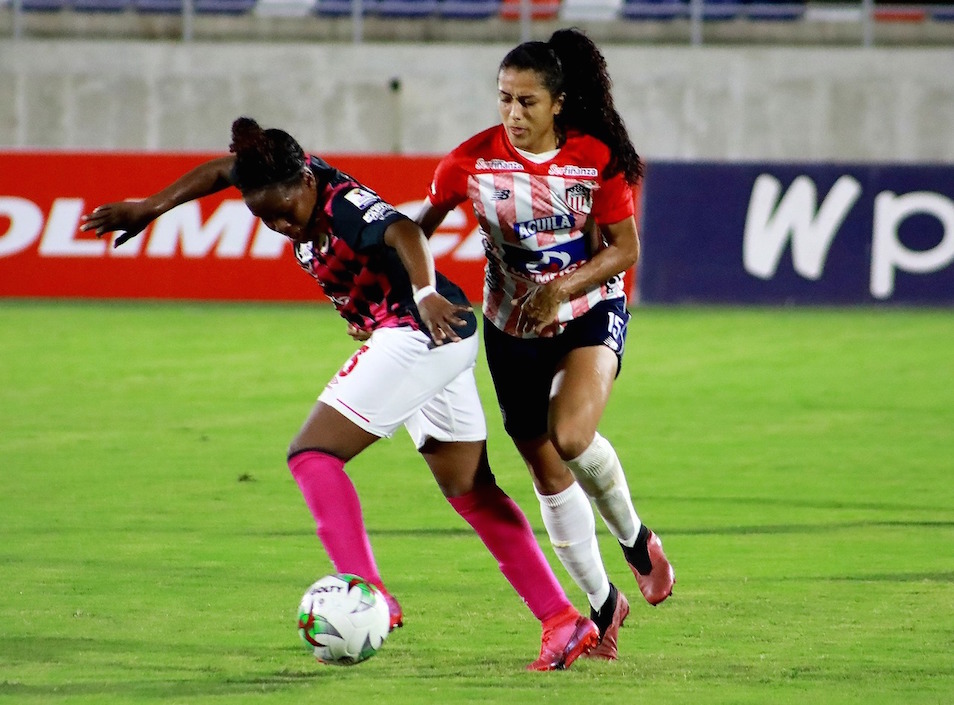 Paola García neutralizando una ofensiva visitante.