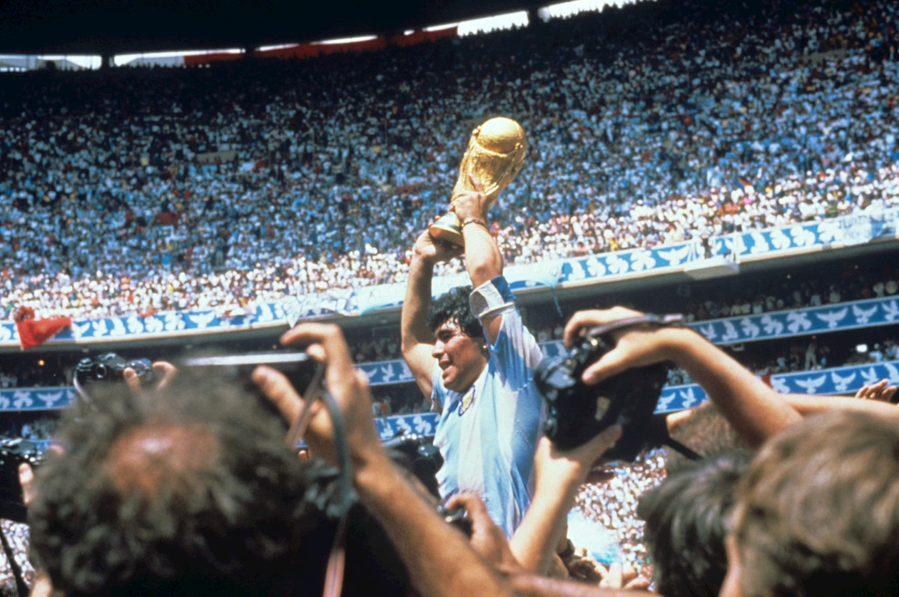 Alzando la Copa del Mundo en México 1986.