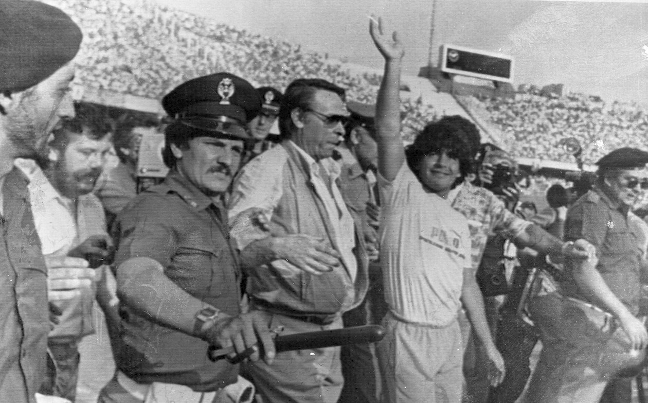 Diego Maradona en su presentación en el Nápoles.