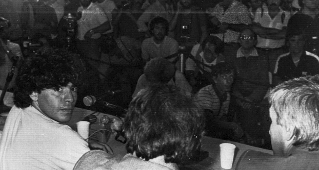 Diego Maradona en su presentación en el Nápoles.