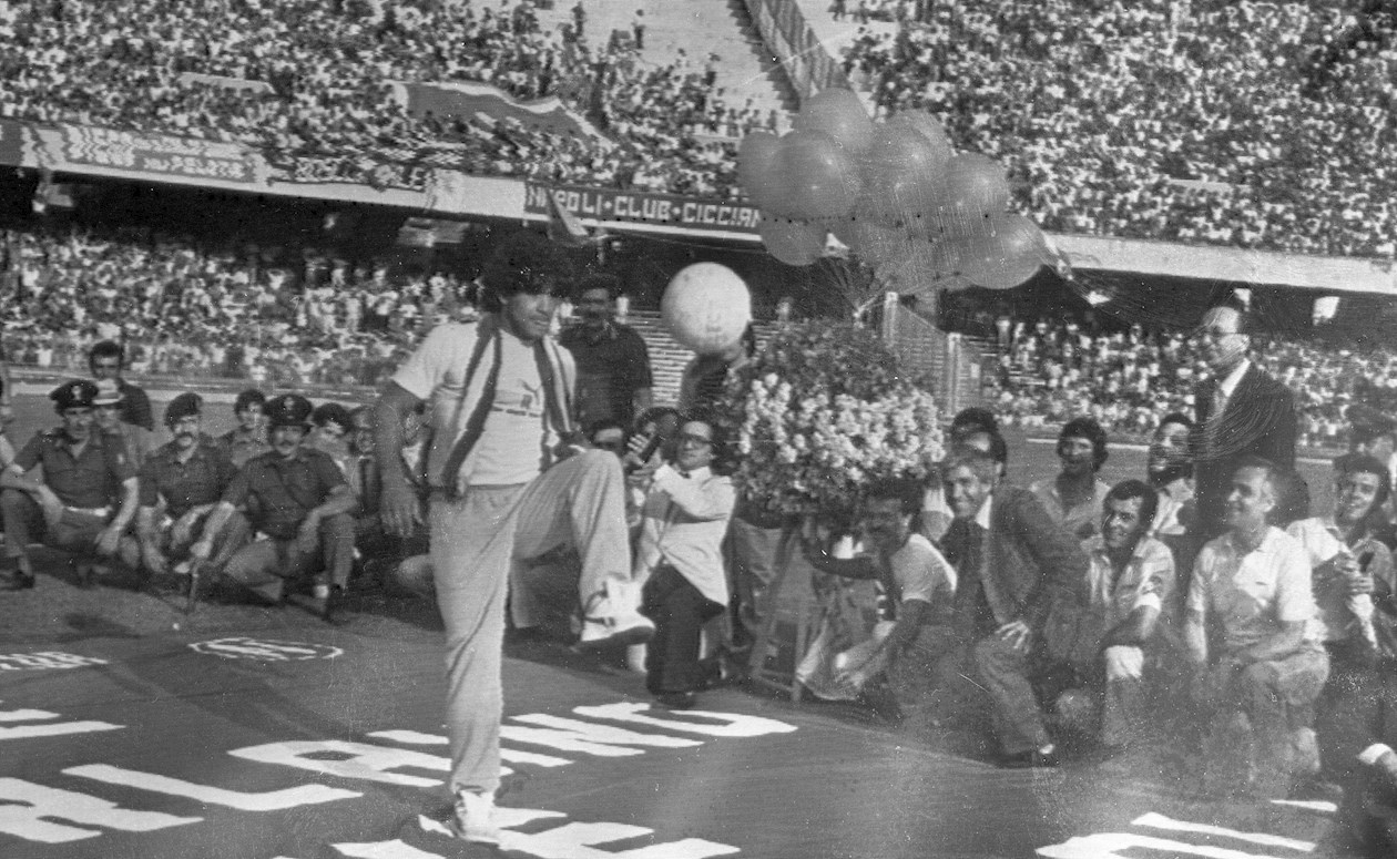 Diego Maradona en su presentación en el Nápoles.