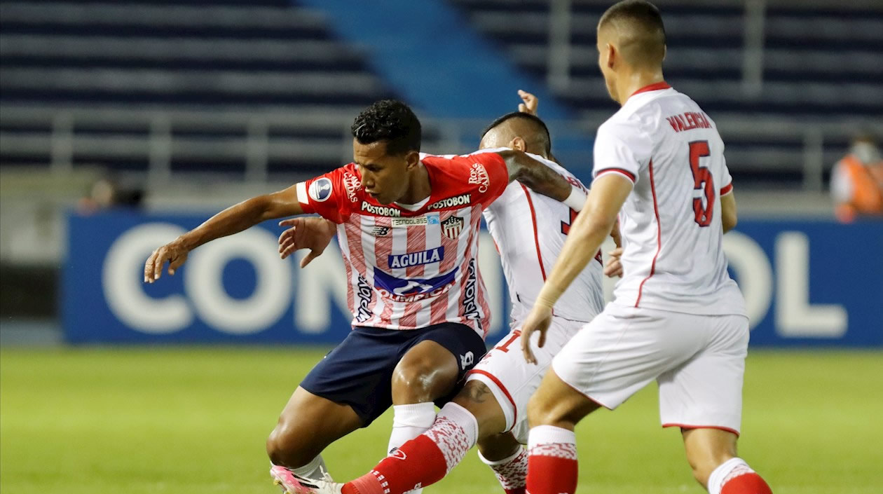 James Sánchez disputando un balón.