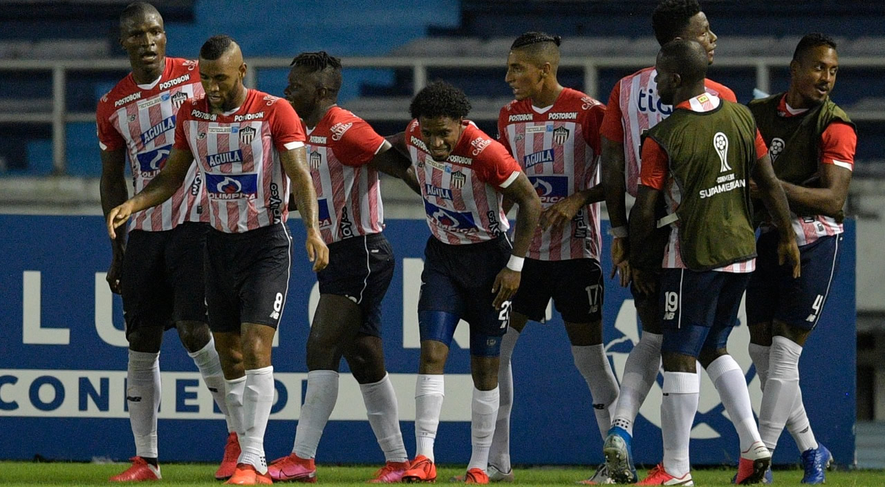 Junioristas celebrando al final del partido.