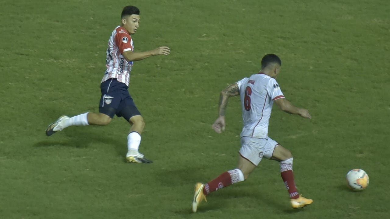 Yonathan Andia intentando ofensiva visitante.