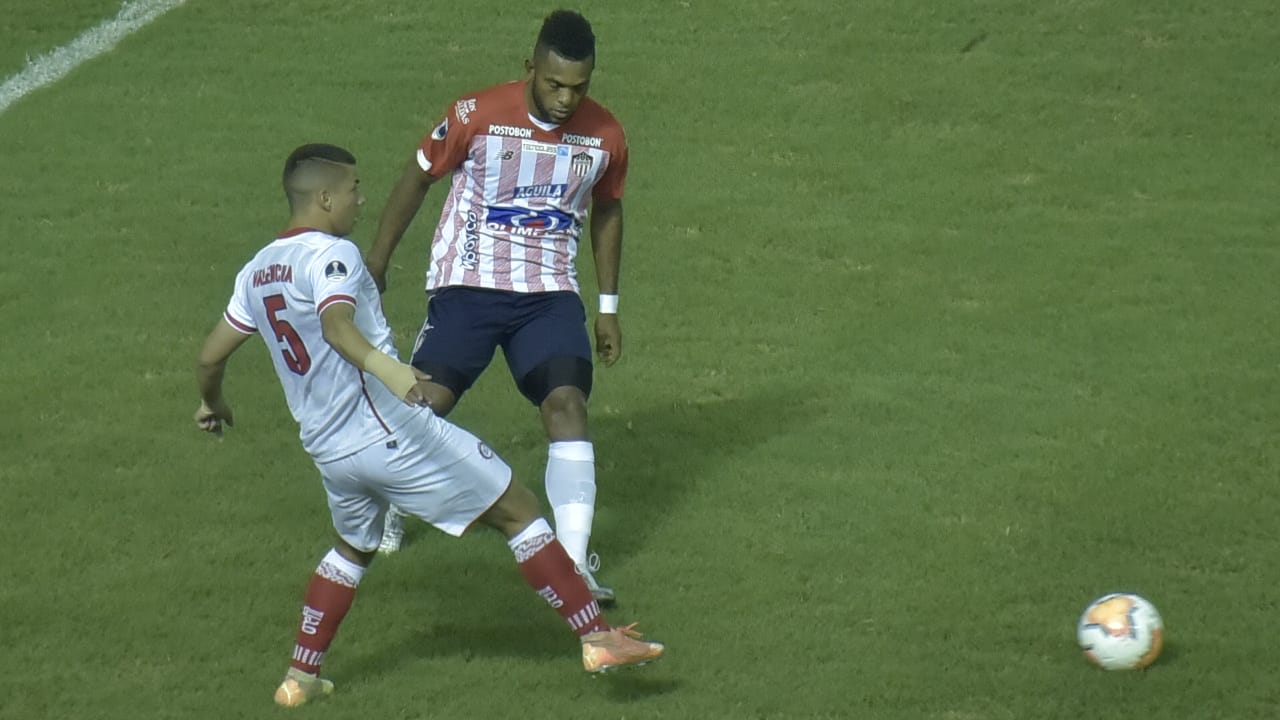 Miguel Ángel Borja enfrentando a Esteban Valencia.