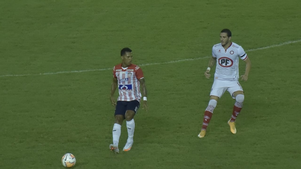 James Sánchez controlando la ofensiva visitante.