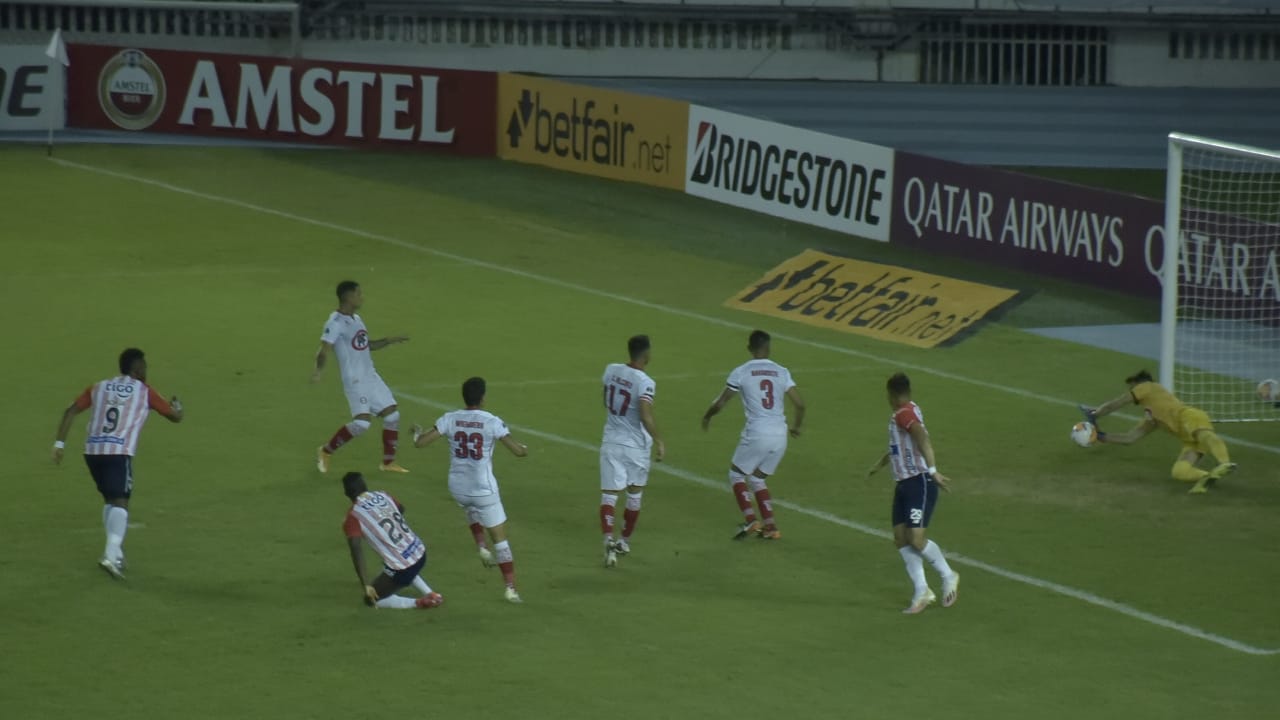 El arquero Alexis Martin despejando un remate de Miguel Ángel Borja.