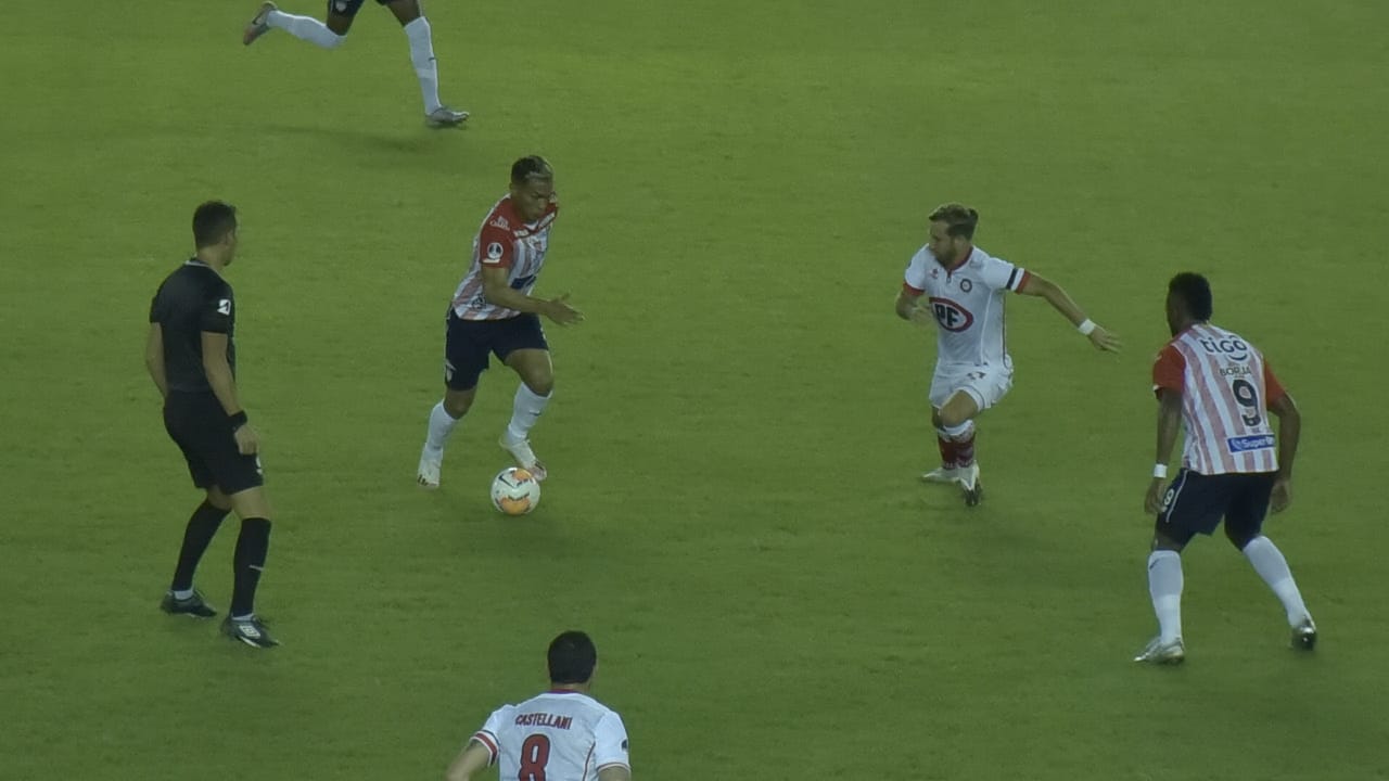 Teófilo Gutiérrez armando la ofensiva 'tiburona'.