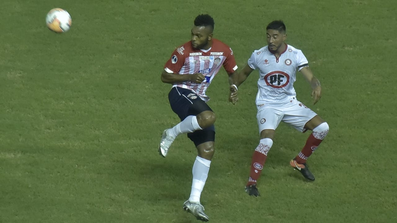 Miguel Ángel Borja ensayando un 'taquito' frente a Martin Navarrete.