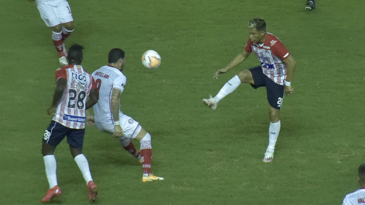 Teófilo Gutiérrez rematando frente a Gonzalo Castellani.