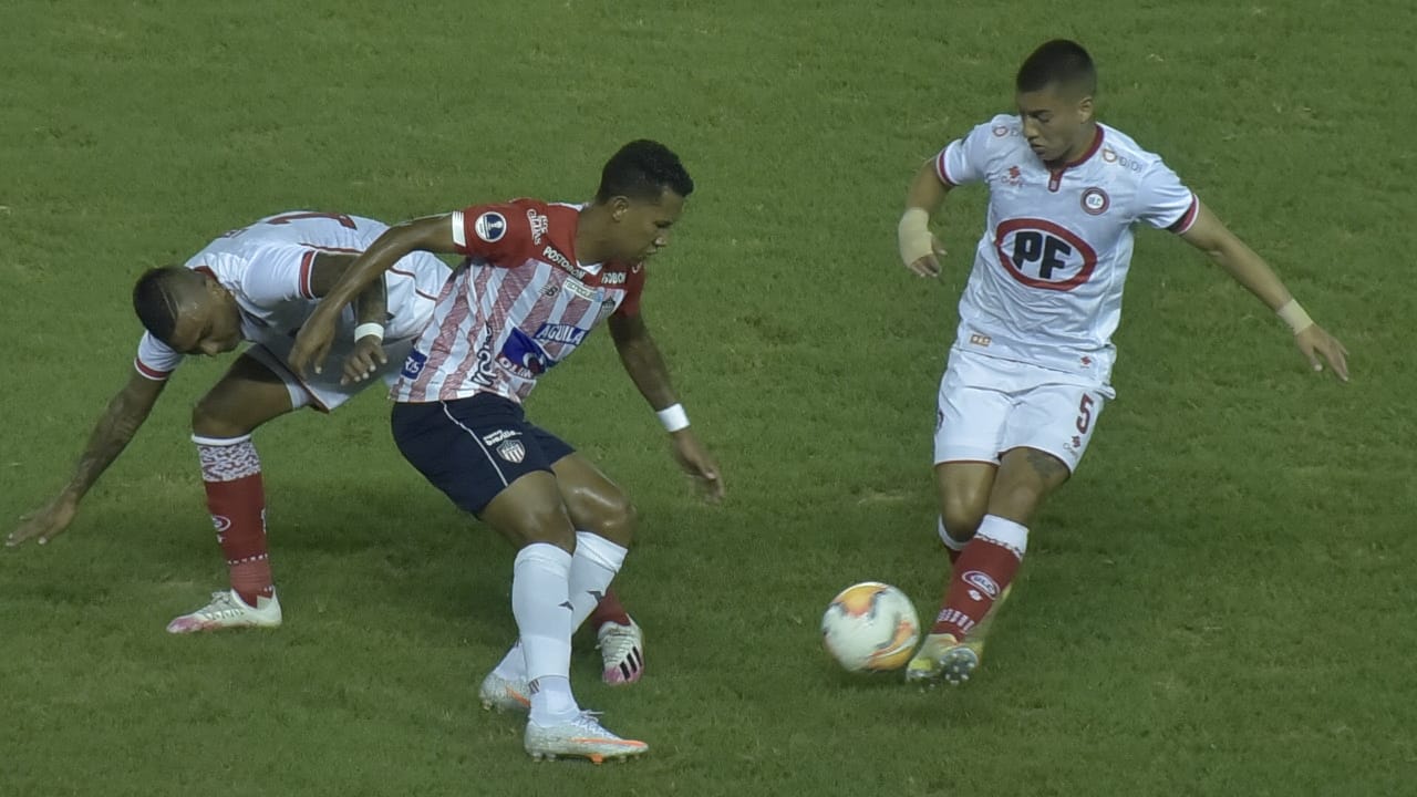 James Sánchez ante la marca de Esteban Valencia.