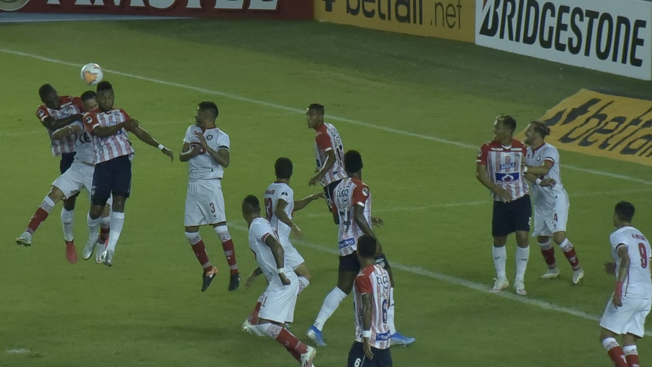 Miguel Ángel Borja intentando de golpe de cabeza.
