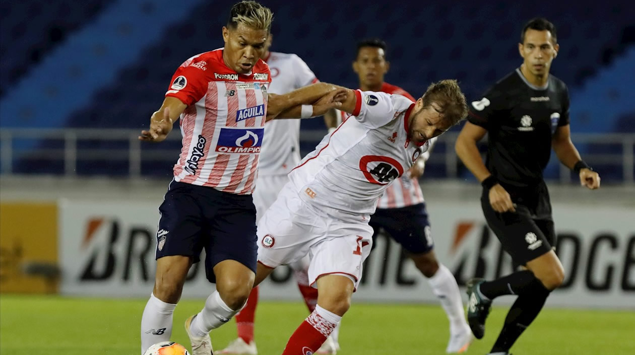 Teófilo Gutiérrez atacando a la visita.