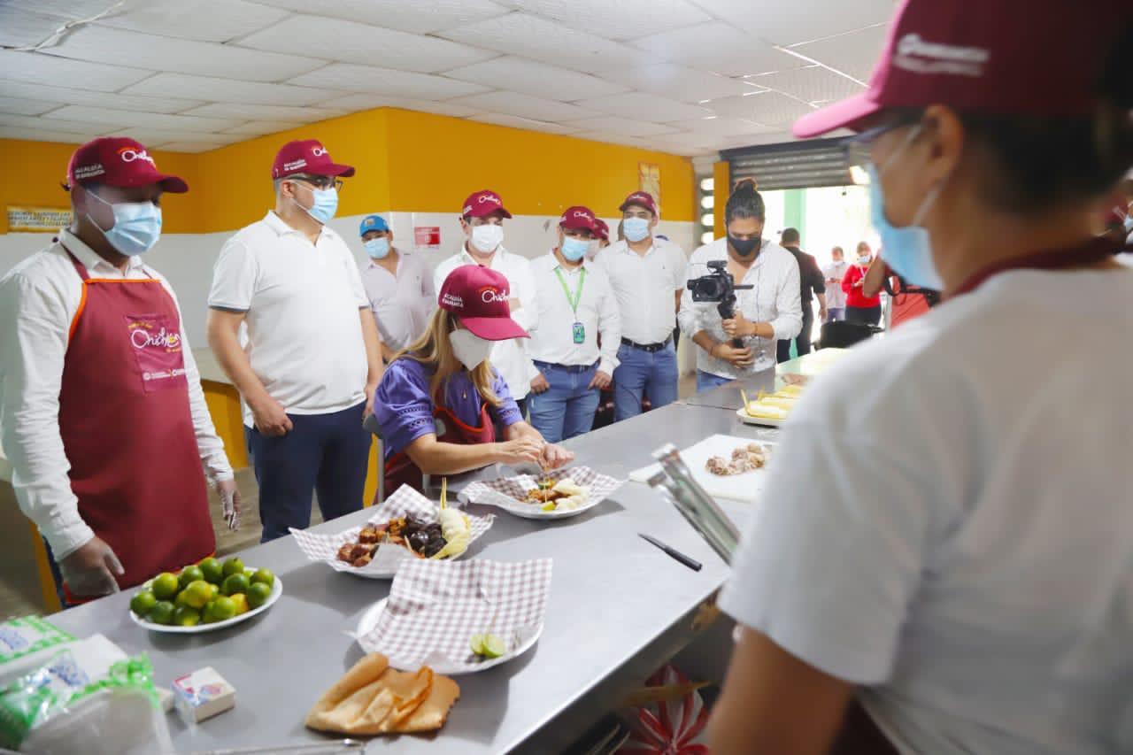 La gobernadora del Atlántico, Elsa Noguera, visitó la cocina biosegura donde se preparan los chicharrones de 'Sazón Atlántico.'