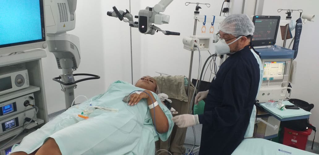 Cristian Mercado Cirugía de feminización de la voz a Andrea Cortés