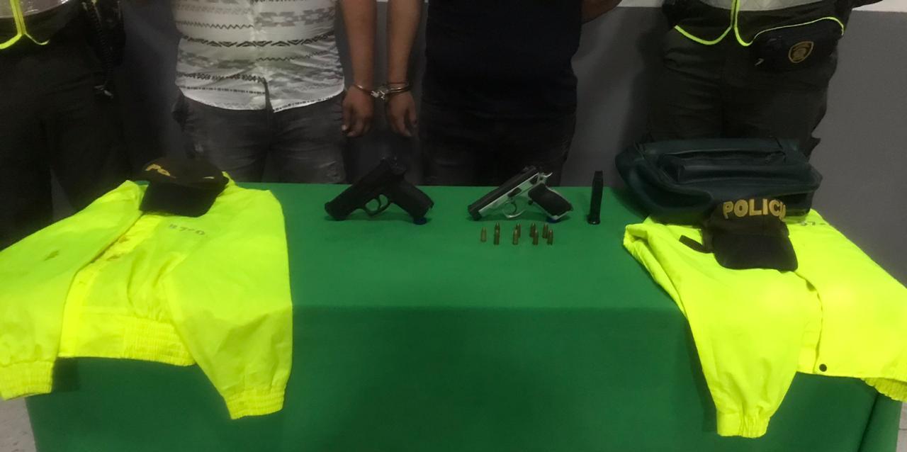 Los chalecos y las gorras de la Policía que le encontraron a los presuntos delincuentes. 