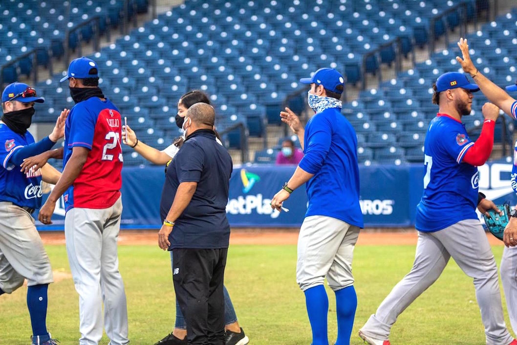 Caimanes celebran tras el triunfo.