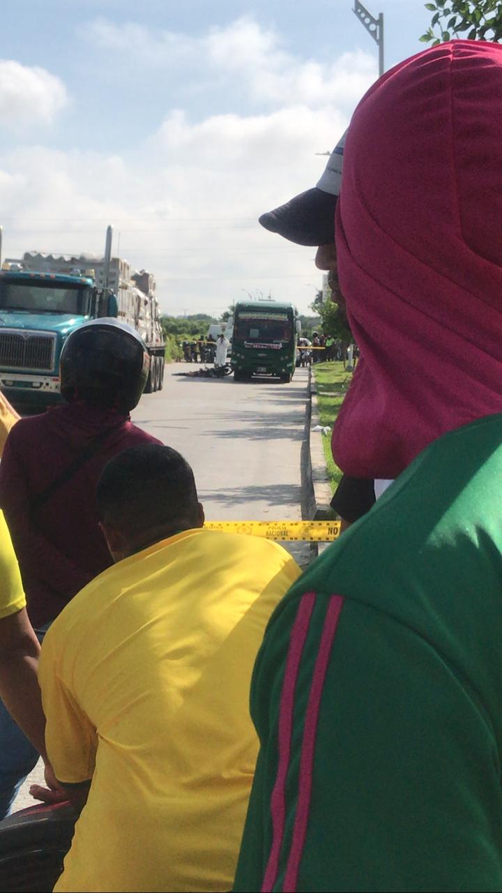 Momento en que la Policía de Tránsito realizaba la inspección del cadáver del motociclista en Caribe Verde. 