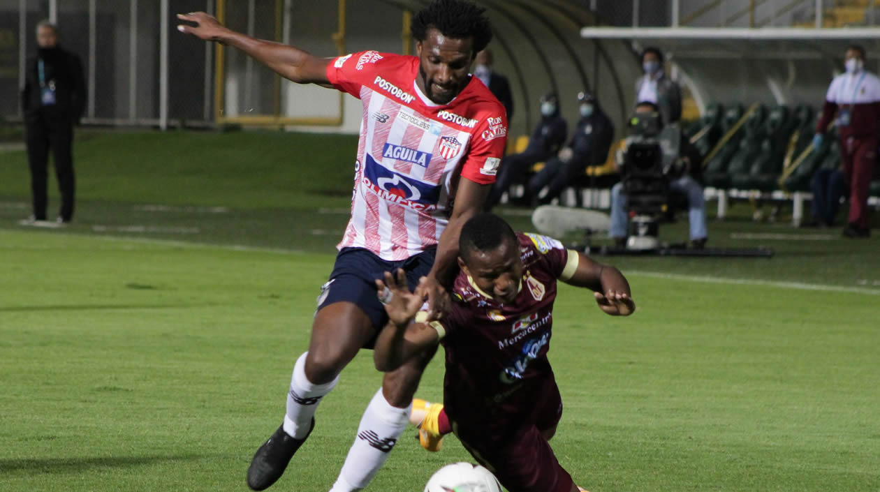 Didier Moreno disputando un balón.