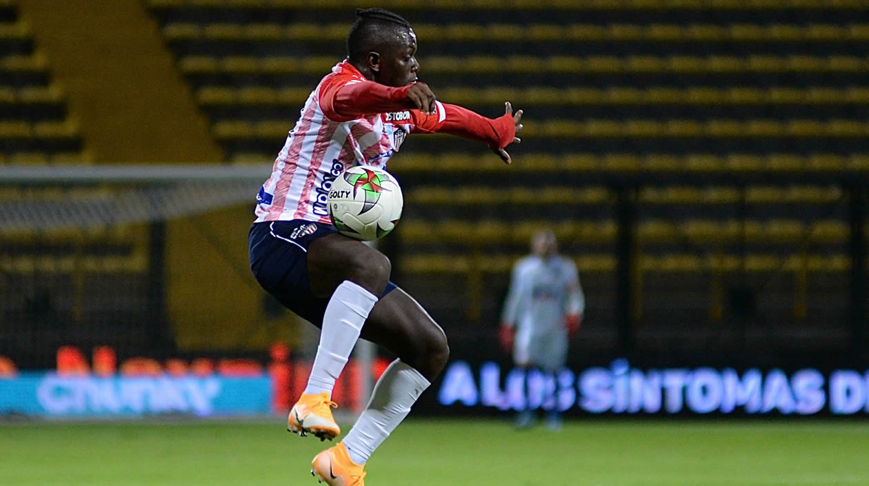 Edwuin Cetré controlando un balón.