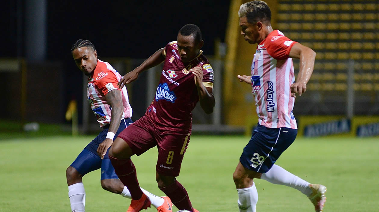 Teófilo Gutiérrez disputando el balón con Jaminton Campaz.