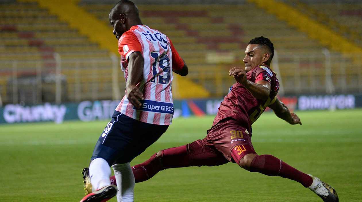 Yeison Gordillo cortando un avance de Carmelo Valencia.