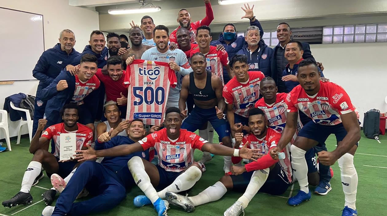 Celebración juniorista en el camerino al final del partido.