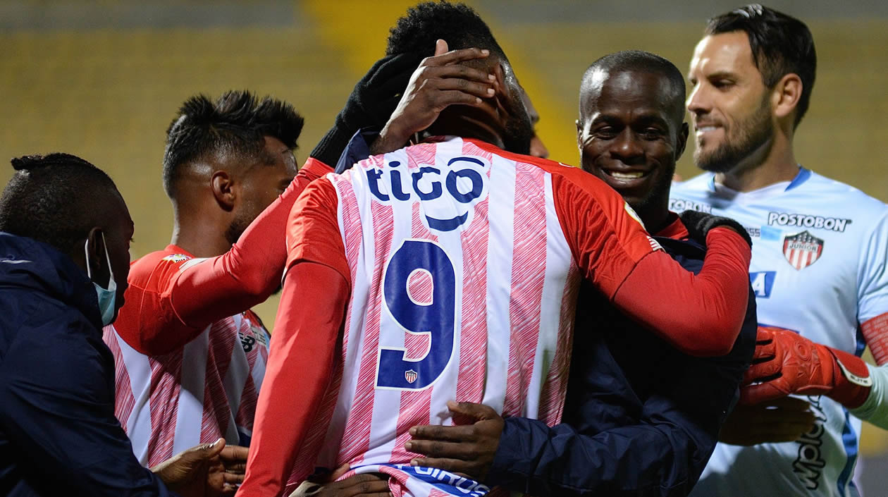Miguel Ángel Borja felicitado por sus compañeros.