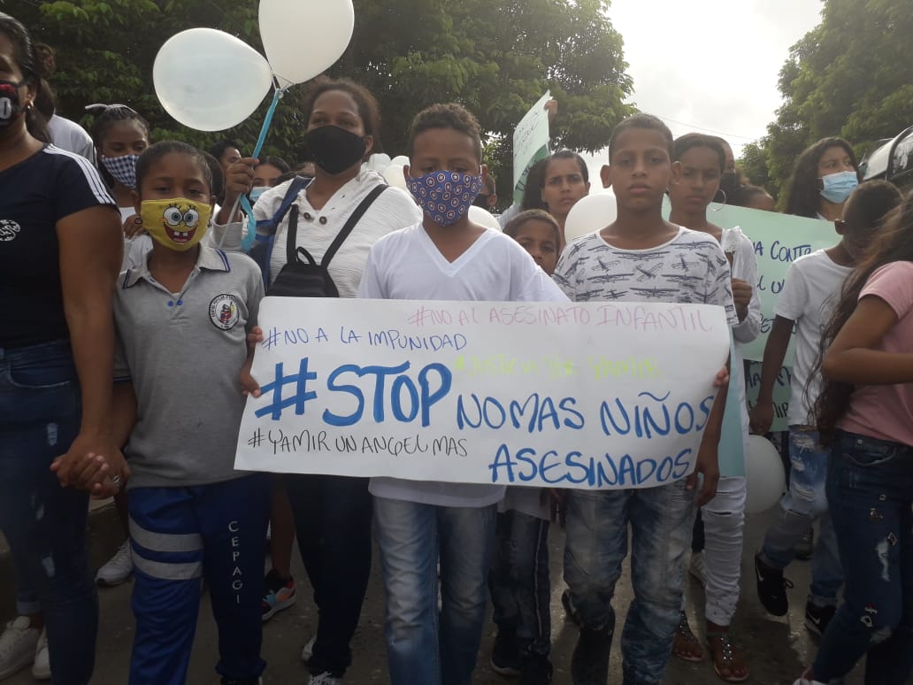 Con carteles los niños exigieron justicia. 