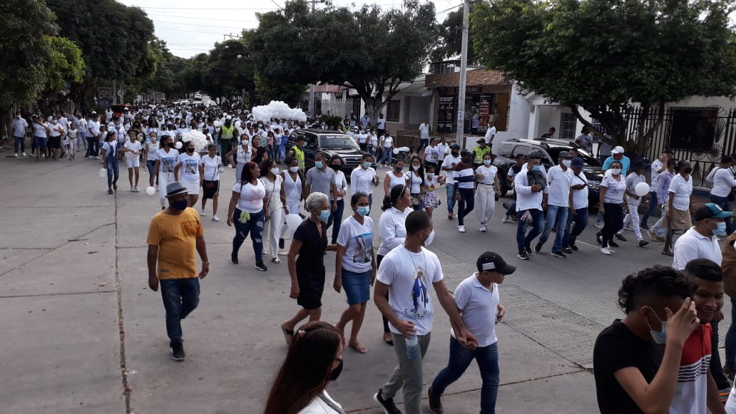 Muchas personas asistieron al sepelio del niño. 