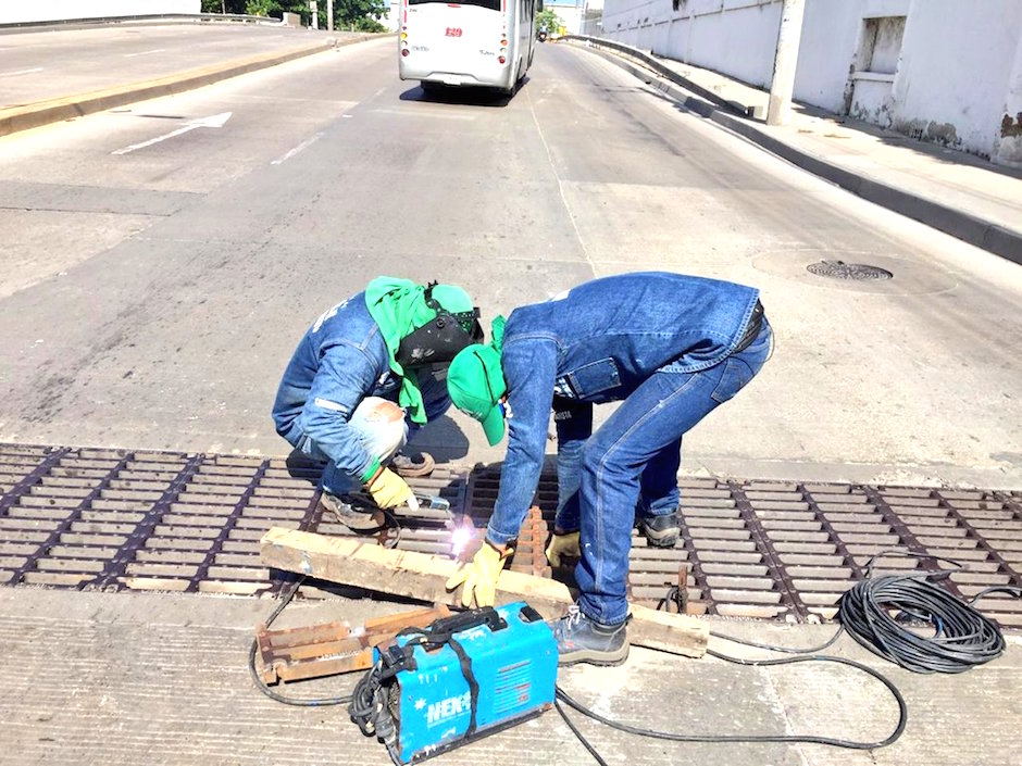 Reposición de rejillas en la Vía 40 con carrera 53B.