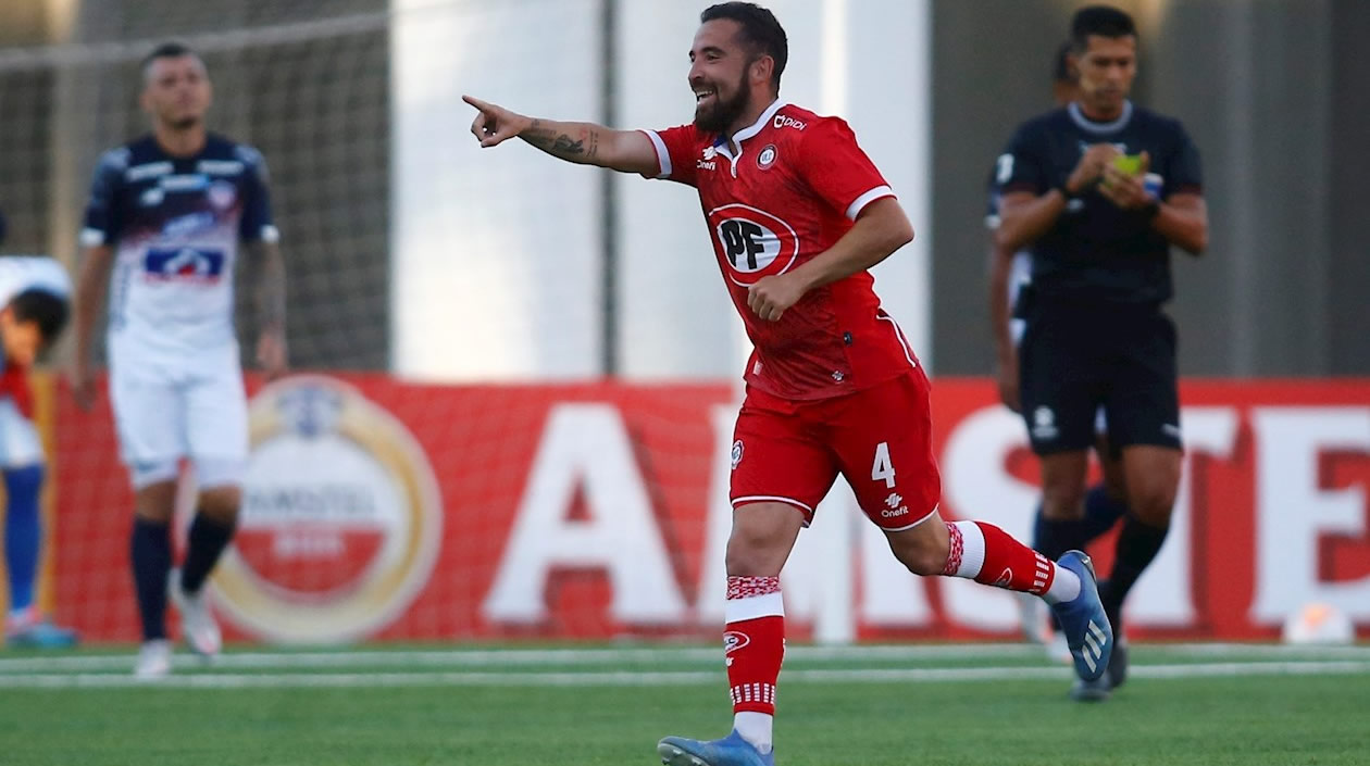 Fernando Cordero celebrando el empate 1-1 para los locales.