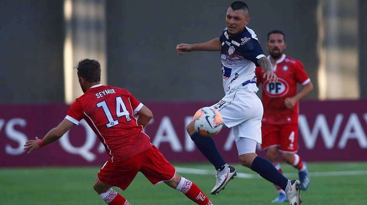 Leonardo Pico luchando el balón con Felipe Seymur.