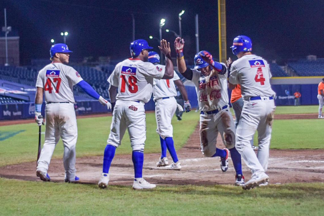 Robinson Cabrera anota tras empujar tres carreras.