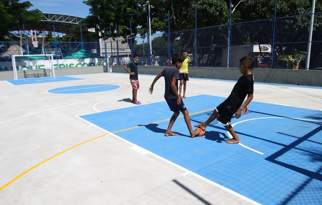 Niños jugando en la cancha del parque Episcopal.