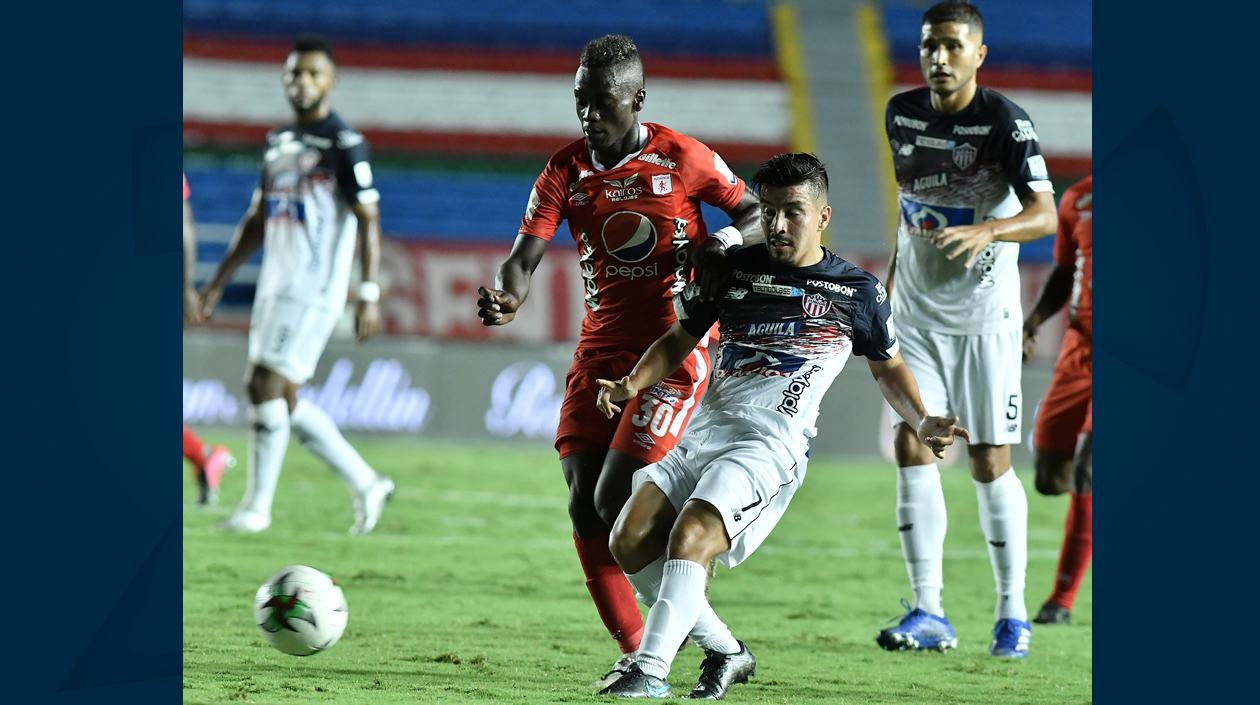 Sherman Cárdenas atacando ante la marca de Santiago Moreno.