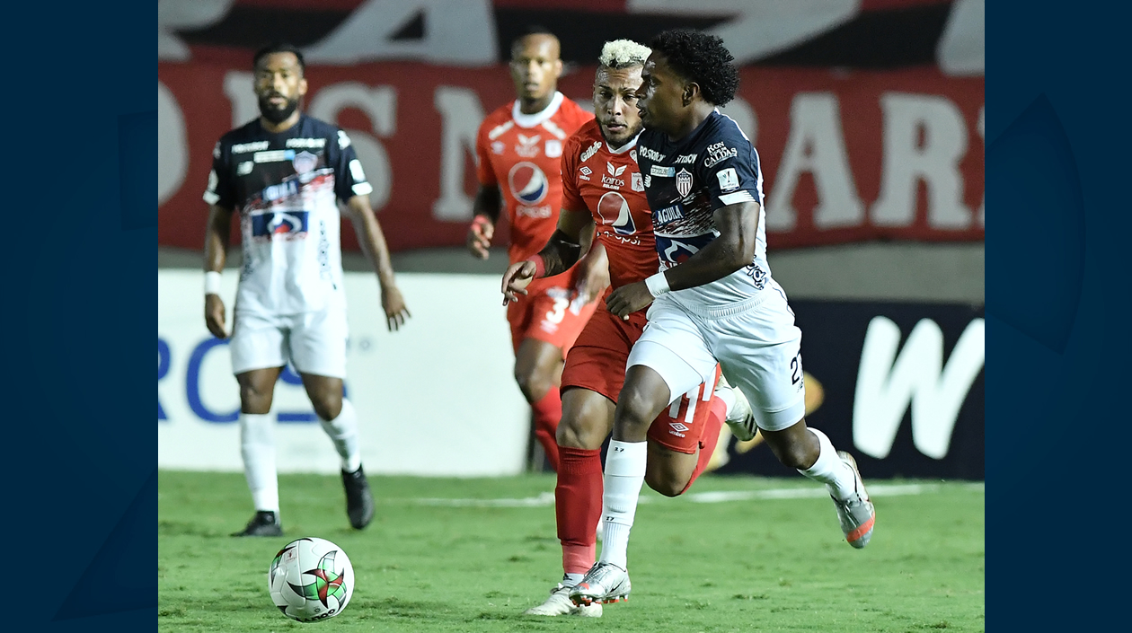 Fabián Viáfara frente al atacante Duván Vergara.