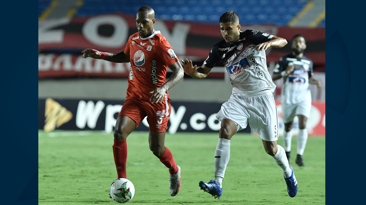 Larry Vásquez frente a Edwin Velasco.