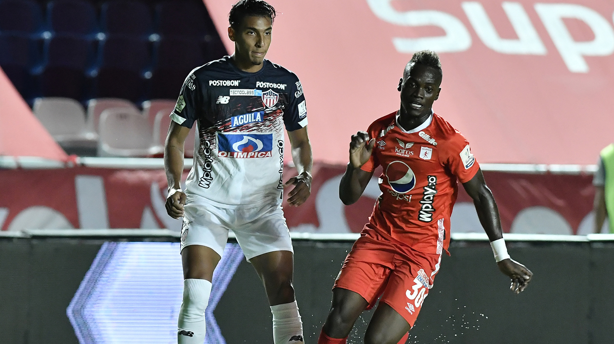 Gabriel Fuentes disputando el balón con Santiago Moreno.
