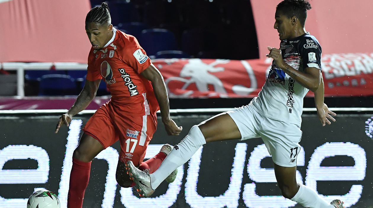 Gabriel Fuentes enfrentado al lateral Cristian Arrieta.