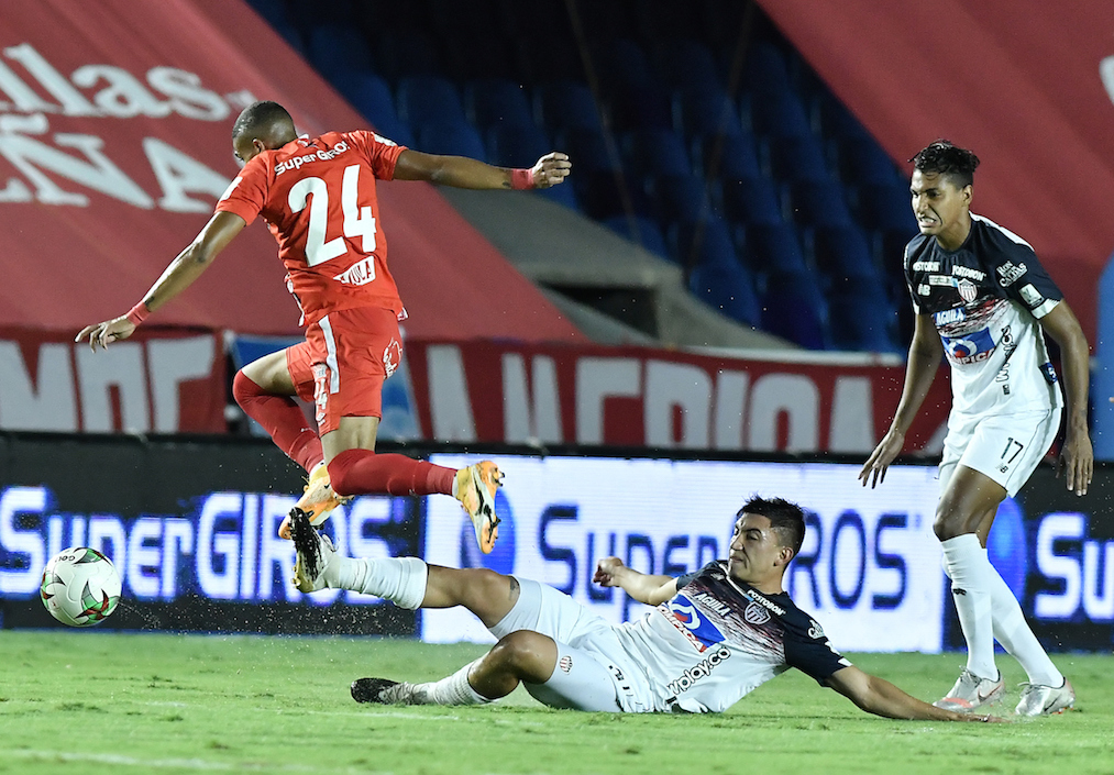 Acción del partido. Larry Vásquez y Gabriel Fuentes de Junior neutralizando a Luis Sánchez.