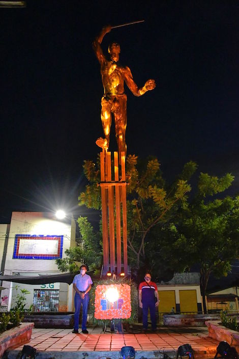 El acto se cumplió ante la escultura Prometeo de la Libertad.