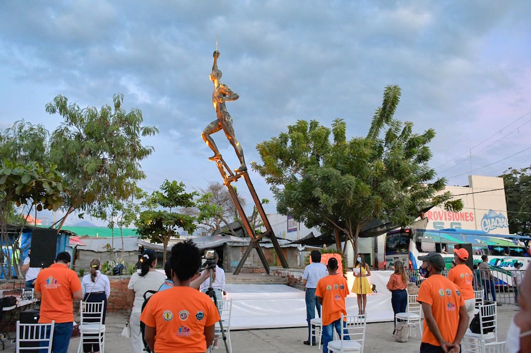 Asistentes al homenaje frente a la escultura.