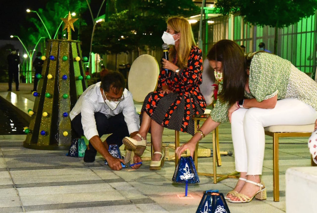 La Gobernadora Elsa Noguera y la Ministra Karen Abudinen encendiendo las velitas en la Plaza de la Paz.