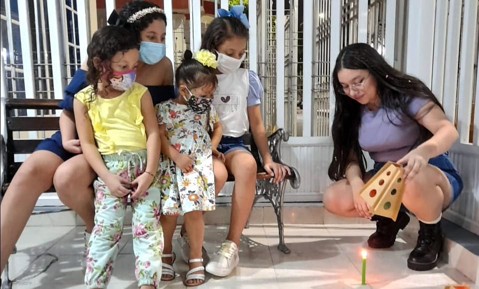 Sofía, Lindy, Violet, Jovanna y Valerie, encendiendo velitas en El Campito.
