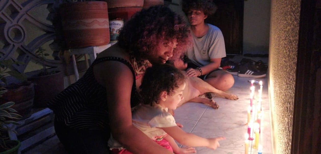 Ana, Camilo y Filipo, en el barrio Las Delicias.