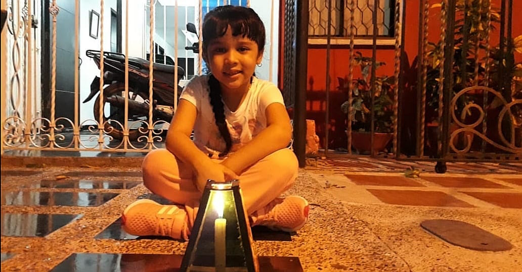 La pequeña Samara Cuadros frente al farolito.