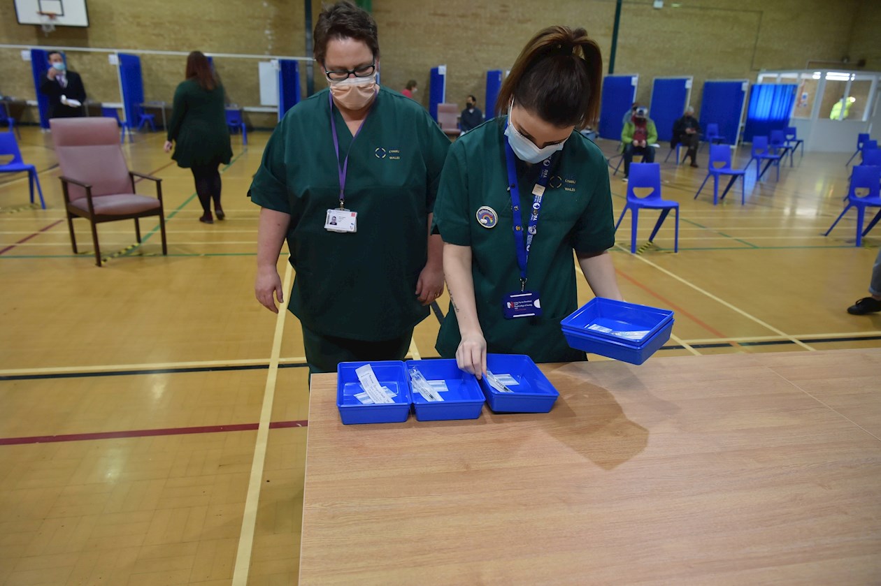 Los trabajadores del hogar de cuidados, el personal del NHS y las personas mayores de 80 años comenzarán a recibir la vacuna que protege contra el coronavirus SARS-CoV-2. (Reino Unido) 