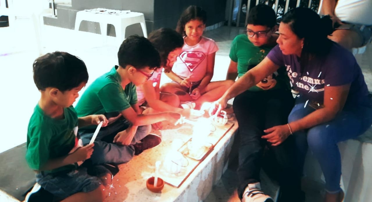 Familia Gómez Martínez, prendiendo los faroles