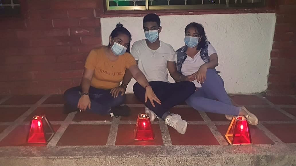 Hellen y Karina Oliveros y Marco Reid, adolescentes participando en Las Delicias.